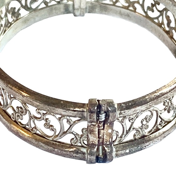 Silver Enchanted Scroll Latching & Spring Design Oval Bracelet Woman’s Jewelry - Picture 4 of 5